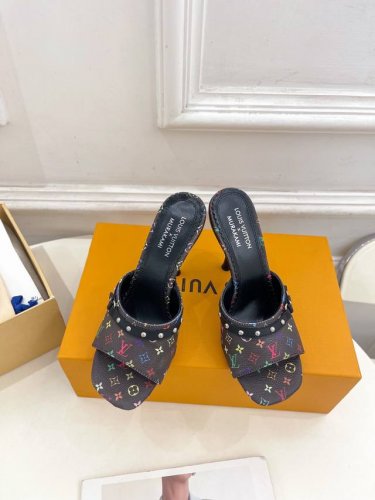 顶级品质 louis vuitton ss25 new arrival～LV 25aw春夏新款高跟拖鞋｜村上隆系列今年最流行的白三彩色系搭配皮质铆钉蝴蝶结也太出