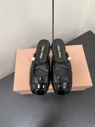 Miu Miu 缪缪 2025早春新品钮扣粗跟玛丽珍半拖穆勒鞋 专柜主打最新走秀款 蝴蝶结复古玛丽珍粗跟单鞋火爆上新！ 缪家高货 顶级工艺打造精品质感 无敌舒适