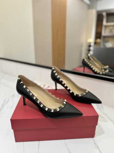出厂价Pp： Valentino 华伦天奴铆钉 Vt经典单鞋，顶级复刻！侧身弧线完美，原版开模定制不生锈铆钉 特别有质感的五金衬托出满满的高级感，带给您正品级的