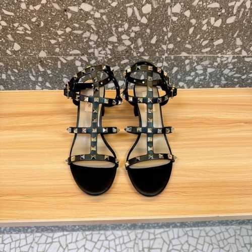 冲量价: Valen*‘Tino 铆钉凉鞋经典之作，自rockstud Collection系列推出以来，俨然成了valen**Tino一个重要的标志性元素之一