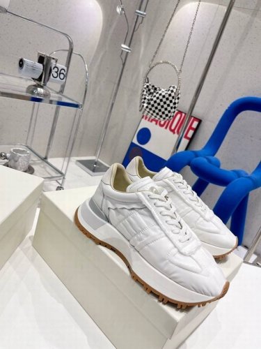 橙子出厂价 Maison Margiela 马吉拉 MM6 休闲运动鞋老爹鞋 情侣款自认为是今年最好看的老爹鞋，视觉上没有其他老爹鞋那么笨重，但又非常显腿细，上