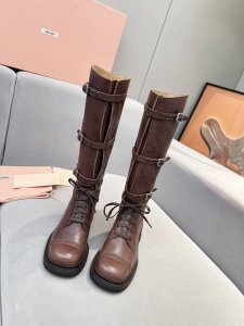 Miumiu出厂 顶级版本！粗腿妹妹的福音 欢迎入手 扣子位置可以调节 鞋面：原版牛皮 内里：牛皮里 牛皮垫 大底：原版组合大底 底高：4Cm 码数：35-41