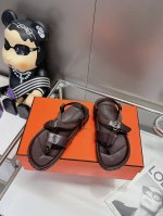 冲量价: Hermes 爱马仕24Ss 走秀款凉鞋 日常穿搭，还是出去旅游什么的，真的逼格不要太高！ 所有细节材料对版正品 马家一贯的简约设计 极简风格 怎么说