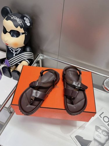 冲量价: Hermes 爱马仕24Ss 走秀款凉鞋 日常穿搭，还是出去旅游什么的，真的逼格不要太高！ 所有细节材料对版正品 马家一贯的简约设计 极简风格 怎么说