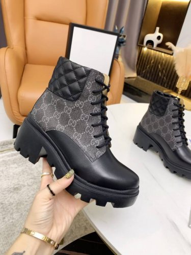 新版古琦gucci 热卖中.. 特显复古英伦风，正面logo布标装饰。 跟高：6Cm 面料：进口牛皮 开边珠 垫脚：升级牛里 颜色：黑色 码数：34-42#