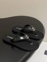 p310- chanel 25P小香双C钻扣夹趾拖鞋多巴胺人字拖鞋 延续上一季的五金金属装饰元素 这次设计结合了更出挑，更夸张的配件但它完全不会过于花哨 能很好