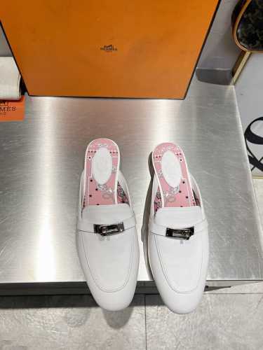 顶级版本 Hermes 爱马仕经典女士半拖 今年h最新限量色 凯莉mini Kelly扣 半拖 、纯进口特定小牛皮，手工制作. 高端订制 正品开模定制 手工缝制