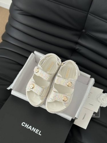 半拖 凉鞋 发泡大底版本 Chanel 25新魔术贴凉鞋版面！顶级对版货！所有的颜色我家都有！鞋面进口面料，垫脚内里羊皮，原版五金扣。均配专柜顶级包装！Size