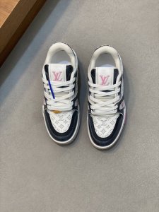 l 奢品trainer男士休闲运动鞋 ，运动鞋记录设计师 Virgil Abloh 由复古篮球鞋激发的经典创意，此次拼接光滑牛皮革和 Monogram 压纹粒面