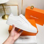 Santoni 圣东尼 这是一款男士低帮运动鞋，由意大利制造。材质与构造：采用荔枝纹皮革制作，未加内衬且解构设计，呈现简约风格。颜色与细节：鞋身为白色，鞋舌和鞋