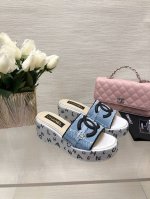 小香24p春夏新品厚底满钻拖懒人一字拖鞋懒人必备穿了会上瘾的拖鞋巨软巨舒服 让你摆脱一切的束缚感呆萌的面包鞋型 对脚宽的宝宝很友好大底有一定的厚度 穿上巨显腿细