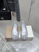 克里斯提 鲁布托联名马吉拉分趾平底单鞋 Maison Margiela 与 Christian Louboutin 推出首个联名鞋履系列 全新合作以两种互相交融