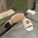 上新款了古奇 Cm跟拖鞋、出货了: 面料双gg布料、黑色丶粉色丶加啡、米白、灰色 内裡:进口羊皮、垫脚: 码数35一43码 工厂价橡胶底 元钱、 可以定做真皮大