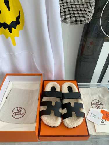 出厂价 Herm*S Fw22 New Arrival～ H家二舅拖鞋，鞋底加羊毛，设计上做了点加法，感觉非常迎合时下的时髦方式 鞋面牛皮，踩着毛毛，脚感超爽，