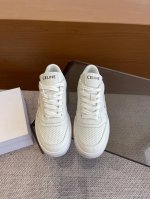 CELINE 赛琳 25ss最新 Block系列 女款 休闲运动鞋TRIOMPHE 皮革贴饰，瞬间给这款 BLOCK 运动鞋注入了清新柔美的魅力，爱了爱了。搭配