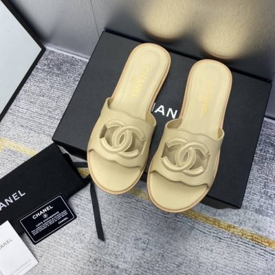 出厂价 Chanel 小香24Ss春夏新品双c拖鞋 这一季山茶花系列真的超美香奶奶家一贯的优雅名媛气质 高级感十足！上脚非常nice～ 不管光脚穿或搭配裙装、裤