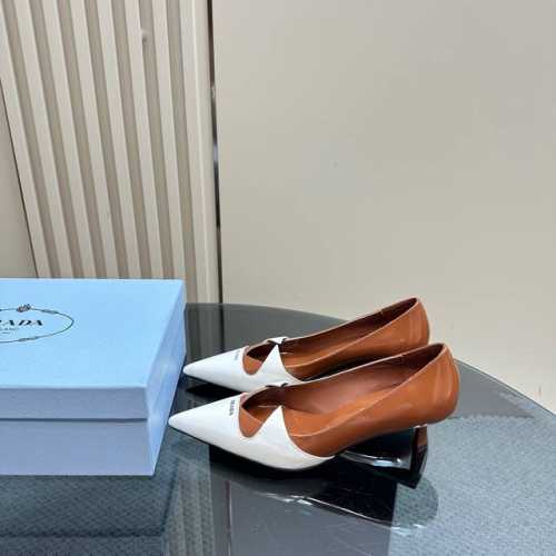 厂价 PRADA 普拉达25走秀尖头猫跟单鞋必须夸一下这双小猫跟挺高级的 酷中带点小性感！鞋面采用进口开边珠牛皮内里垫脚进口小羊皮 意大利进口牛皮大底跟高：5.