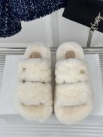 橙子出厂价 Celine 赛琳 秋冬新款 凯旋门厚底懒人毛毛拖鞋 这一季的赛琳又让我重新爱了它一次！ 这季节美鞋太多这款毛拖 真的是让我无法自拔真太可爱了～ 码