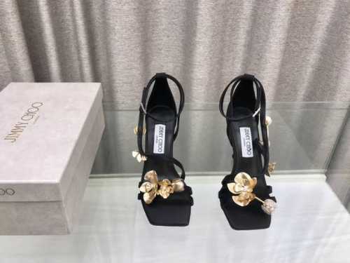 Jimmy Choo 吉米周春夏新款金属花卉高跟凉鞋 配以现代感滴跟，升级打造摩登鞋履。哑光缎面材质，意大利制作，鞋身夺目点缀水晶饰闪亮金色金属花卉，搭配9.5