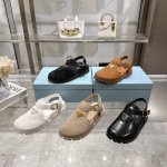 Prada 25Ss 新款春夏 现代风格的线条和原始的建筑体量定义了这些具有复杂魅力 Prada三角形的标志性几何形状为鞋跟设计带来灵感，以独特的现代触感，突显