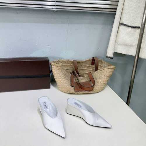 高品质出厂 ！小众潮牌 Alaia 春夏新品真丝坡跟尖头凉鞋单鞋！ 异形跟穆勒鞋 不对称设计打破常规 释放独特气场 尖头勾勒利落线条 轻松游走于时尚前沿 每一步
