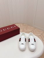 出厂 ，最新厚底版面 情侣款 Gucci 2024最新款 经典全新升级 厚底版面 增高休闲小白鞋 经典升级更耐看，上脚舒适 面料：定制牛皮 内里：定制牛皮 大底