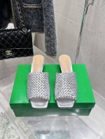 代购级 Bottega Veneta 2025春夏新款手工编织 Bv Knot系列金属跟拖鞋高跟单品~这款方头拖鞋简直Bv最新天花板啦 金属麻花跟 为了稳固耐穿