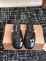 代购级 Miu Miu 缪缪 25ss春夏 小粗跟 玛丽珍 半拖 上脚果然更惊艳~个性设计非常百搭，而且高度也太适合我了，穿着不累脚 绝对入手不亏的一双！面料：