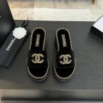 CHANE*｜小香25C春夏新品度假厚底链条双C拖鞋这一季度假凉拖系列真的超美！搭配链条双C五金装饰 简约百搭上脚超级美的 怎么看怎么好看 Go 材质： 鞋面采