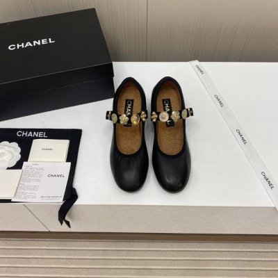 出厂价 莞产品质 24Fw新款chane*小香徽章玛丽珍平底单鞋奶奶鞋 种草 上脚迷人气质女孩！干练又又慵懒随性 妥妥的甜酷风买错了！金属徽章元素显得十分精致，