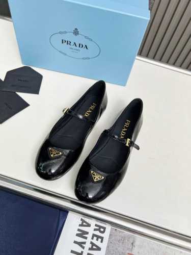 出P330 Prada25年新款英伦风跳舞鞋 小皮鞋乐福鞋——复古时尚经典单品 巴黎时装周第一场分量十足的大秀场打造的新品 灵感由D主设计师巧妙结合在完美鞋型上
