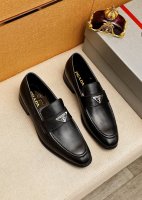 商品商标：Prada 普拉达 休闲皮鞋 正码码数: 38-44 45订制 商品材料：精选 进口头层小牛皮鞋面+原版五金扣，进口水染牛皮内里。强烈立体视觉效果，原