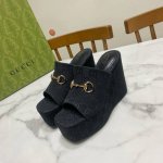 黑 Gucci 古奇 夏季坡跟凉拖鞋，个性时尚，上脚很稳，舒适又耐穿，日常穿搭方便又独特，个小子Mm的增高神器 鞋面为帆布，里垫为羊皮，仿真皮底 前水台：5.5