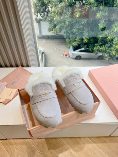 压印logog024现货供应miumiu*缪缪厚底 年新款英伦风包头毛拖 怎么穿都好看今夏时髦精最爱 看起来不怎么舒服 上脚超级舒服 面料：磨砂鹿皮 内里：牛皮