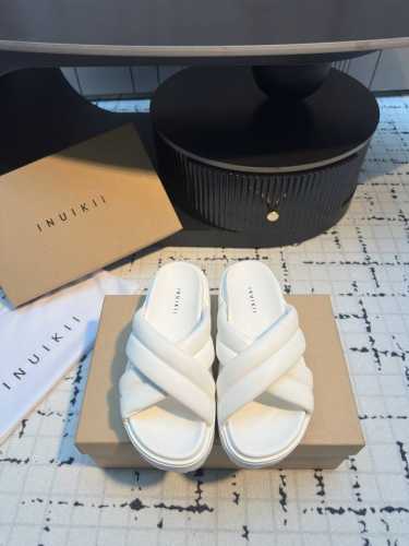 inuikii2025夏季新款懒人拖鞋 该品牌在设计冬季靴子的同时也带来了适合夏季穿着的现代感凉鞋。Inuikii将其重点放在传统制作工艺与细节之美之上，所有鞋