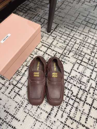 代购级平底 粗跟 Miu Miu 24ss秋冬季 布洛克乐福鞋 这款布洛克鞋线条简约设计经典，饰以Miu Miu徽标搭扣等金属细节。鞋面采用了进口 胎牛皮 羊皮
