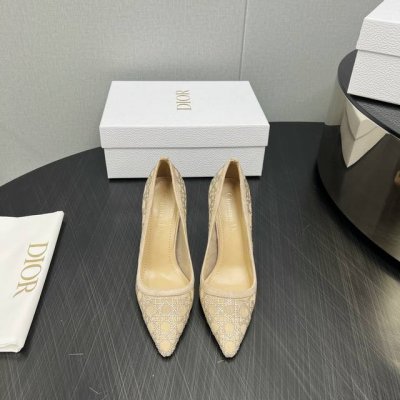 出厂： 独家顶级版本 Dior*迪奥 2024vs秋冬新款单鞋系列 尖头烫钻单鞋 原版购入开发 ！完美还原这款鞋的楦形细节鞋面进口牛漆皮 内里垫脚细腻小羊皮，看