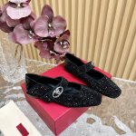钻面p3002024早春专柜走秀款 同步更新 Valentino华伦天伦 条带 深口半拖 后续会出平底单鞋 高跟单鞋 系列 奶奶深口设计搭配彰显了品牌独有的设计