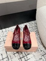 Miu Miu 缪缪 25 早春新品 专柜主打最新走秀款 珍珠扣复古玛丽珍粗跟单鞋火爆上新！ 缪家高货 顶级工艺打造精品质感 无敌舒适 绝对是一见钟情款！时尚百