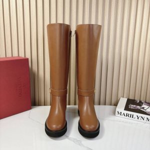Valentin*O华伦*天奴24Vs秋冬专柜最新时装靴系列 厚底金属扣长靴 华伦天奴女士钟爱简约又难以抗拒系，搭配展现与众不同的穿搭风格、自由混搭闪耀到位跟紧