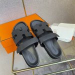 男+10。Hermès 爱马仕 男女同款春夏新款老舅凉鞋实力来袭 网红同款 休闲百搭简单ins&小红书超多网红明星纷纷种草 鞋子上脚超级百搭 随时随地刻画自己的