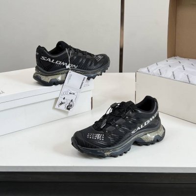 顶级版本 男码10SALOMON萨洛蒙x MM6马吉拉 联名 X-Alp系列 情侣款 户外 休闲 运动鞋 这款由MM6全新演绎的X-AIp专注于其空气动力学的外