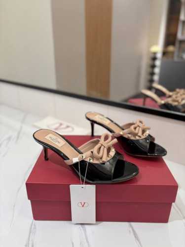 出厂价： VALENTINO 华伦ROCKSTUD铆钉蝴蝶结高跟凉鞋，又一完美的设计尤其是蝴蝶结完全1：1完美复刻 皮蝴蝶结 也是点睛之笔，上脚尽显优雅气质♀♀