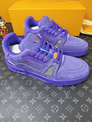 Loui* Vuitto* 顶级版本 情侣款本款 LV Trainer 运动鞋再现设计师 Virgil Abloh 自篮球鞋中挖掘的时尚潜力。粒面牛皮革构筑繁复