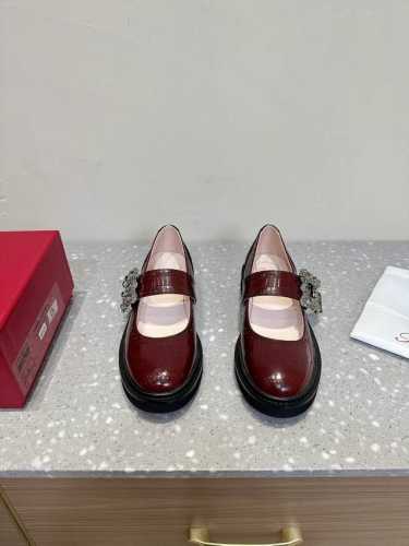 Roger Vivier 25ss春夏新款 经典雕花水钻扣 玛丽珍鞋精致到骨子里的玛丽珍 不显成熟而是带有那种清纯感 上脚舒适 且超好看哦！面料：采用原版定制牛