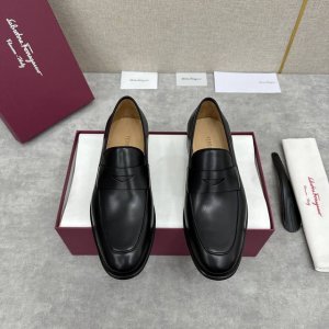 sf家新品 菲拉** 专柜同步新款便鞋 官方售价 Rmb ,950 可休闲可正装男士乐福皮鞋 经典造型体现正装时髦魅力，全新设计的比例更显现代风格。这款乐福鞋以