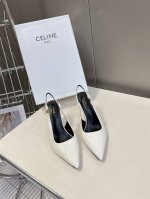 Celine思琳春夏凯旋门时装高跟鞋 柔美的露脚设计，上脚真的超级显瘦超级美 C家特定的精致凯旋门logo 好看到爆 鞋面：原版小牛皮 内里 垫脚：采用顶级混种