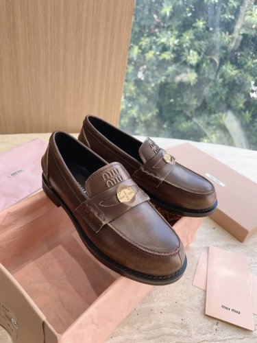 G085顶级版本 代购级别 秋冬时装周miu Miu钱币乐福鞋谬谬新出的‘小钱币’真的让人一整个心都融化除了中间夹着一颗钱币这种细节之外、鞋型整体都狠秀气不笨重