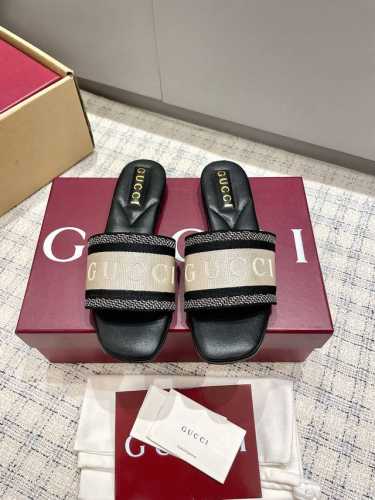 p330 25S春夏新款Gucci新款刺绣拖鞋 Gucc新推系列以全新方式探索品牌典藏符号元素。这款百搭实用的凉鞋以棉质帆布匠心打造，巧妙融入"Gucci"刺绣