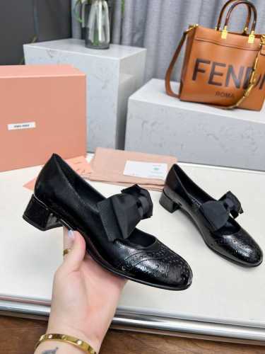 Miu Miu 2025 春夏新款走秀 Miumiu 皱漆中跟单拼接大蝴蝶结饰花秀场工艺来自miu Miu系列的细节特写 新季的潮流要素一与此刻挚爱的概念，多元